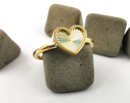 Celebrate love with this 9ct gold rainbow heart ring. A romantic, faceted design perfect for anniversaries, Valentine's Day or gifting someone special.